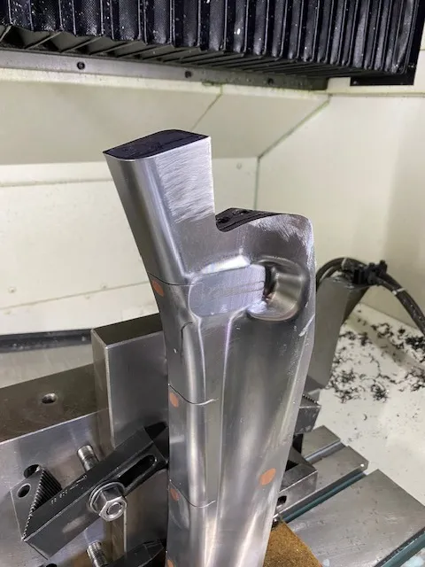 金型入子、中子、小物から複雑なものまで暑さに負けず！